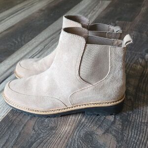 Me Too Women's Tan Suede Chukka Boots